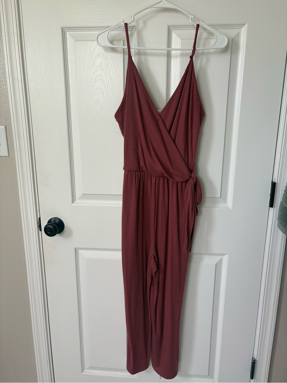 Kaileigh Ribbed V-Neck Tie-Waist Jumpsuit in Dusty Rose